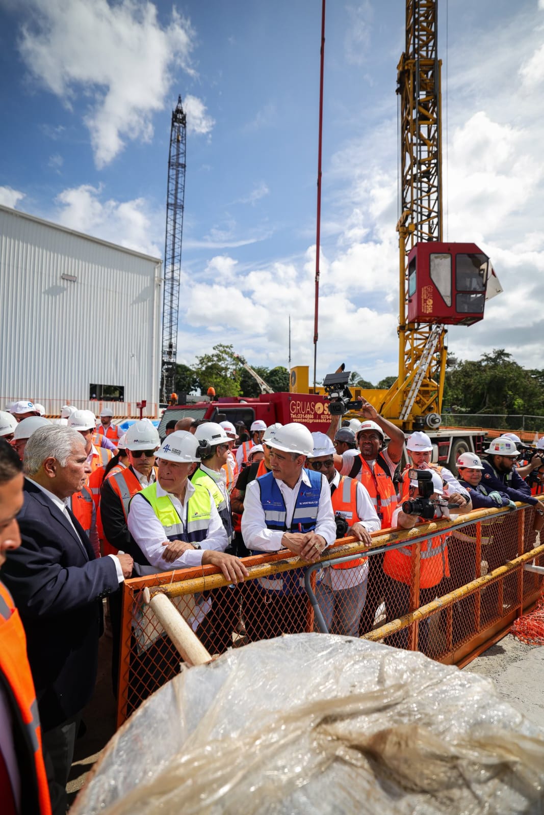 PRESIDENTE MULINO INSPECCIONA TRABAJOS DEL CUARTO PUENTE, QUE AVANZA EN UN 30%