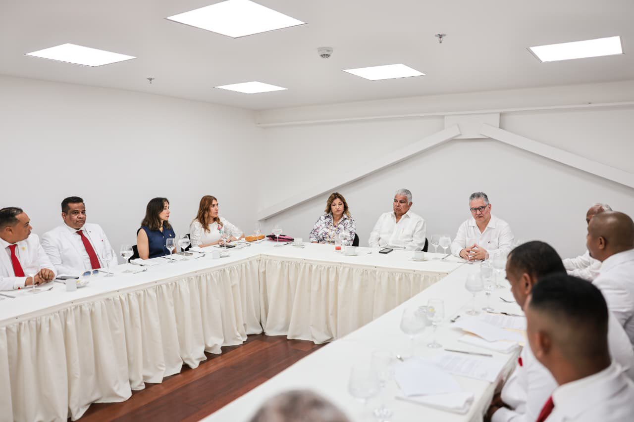 Presidente Mulino se reúne con representantes de Colón para apoyar sus proyectos locales