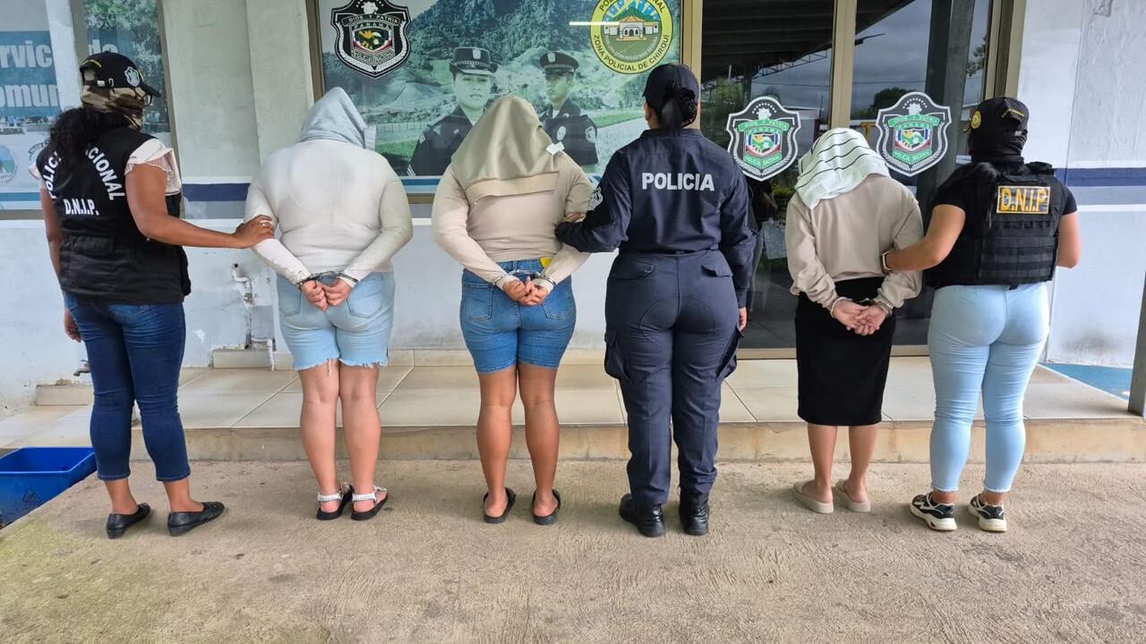 TRES MUJERES APREHENDIDAS TRAS EL HALLAZGO DE 104 PAQUETES DE PRESUNTA DROGA OCULTOS EN UN VEHÍCULO EN CHIRIQUÍ