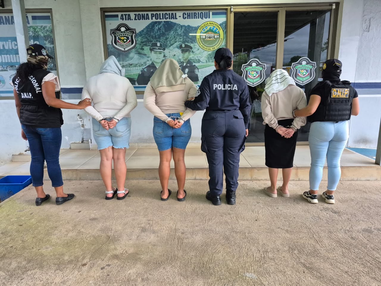 TRES MUJERES APREHENDIDAS TRAS EL HALLAZGO DE 104 PAQUETES DE PRESUNTA DROGA OCULTOS EN UN VEHÍCULO EN CHIRIQUÍ
